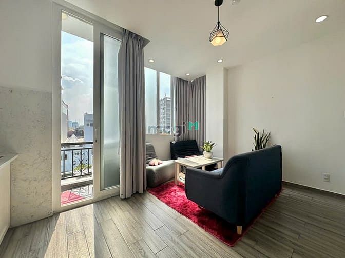 Modern 1-Bedroom Apartment Near Airport with Balcony