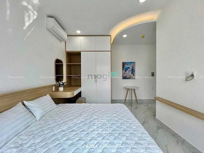 Modern 1BR Apartment Near Airport with Balcony
