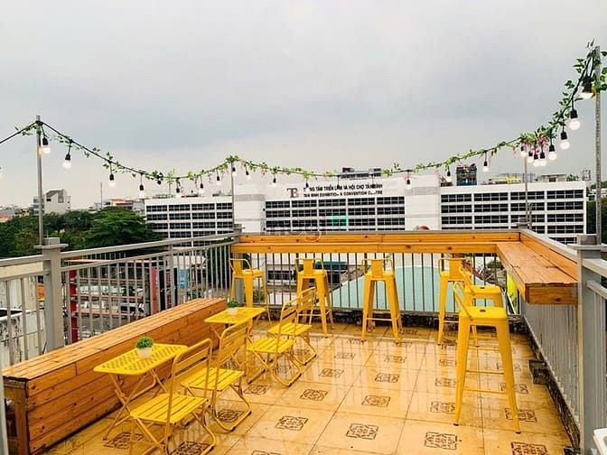 Modern Hostel with Rooftop Near Airport
