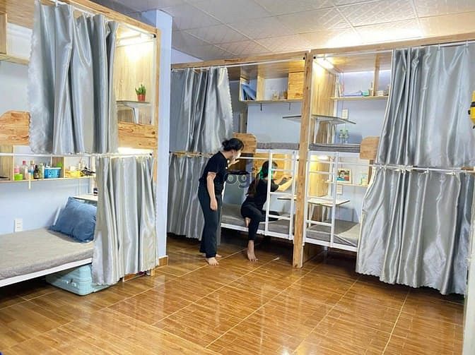 Қазіргі заманғы ыңғайлылықтары бар жайлы жатақхана бөлмесі