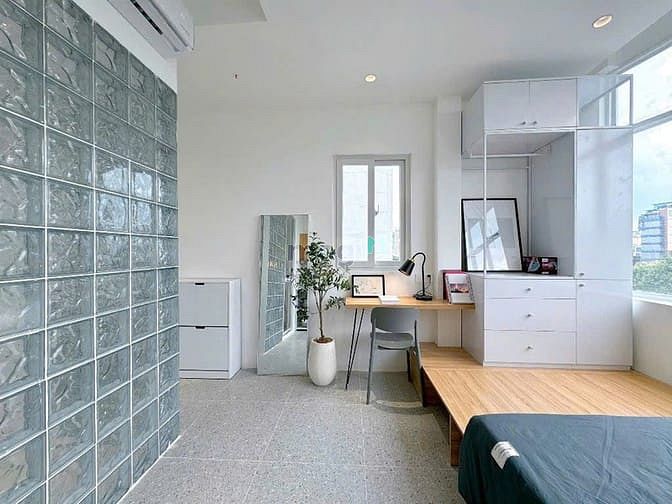 Modern Studio Apartment with City View in District 1