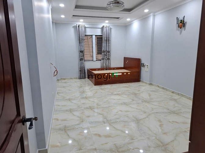 Tên Lửa көшесінің жанындағы 5 бөлмелі заманауи 3 қабатты үй
