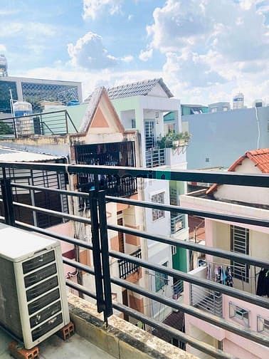 Spacious Room near Phan Xich Long, Convenient Location