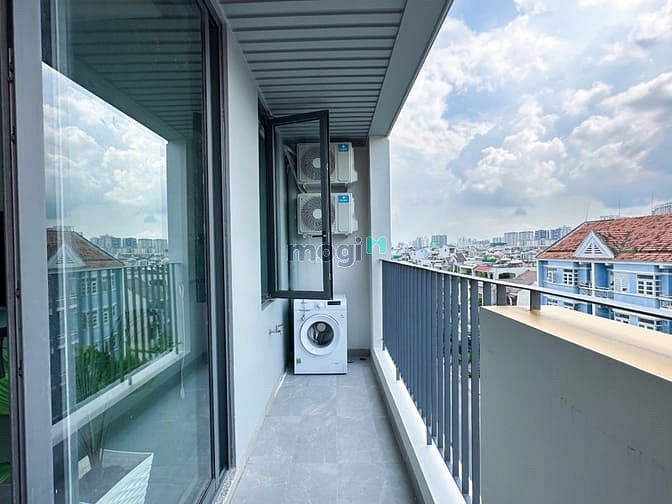2 Bedroom Apartment with Balcony and Separate Kitchen
