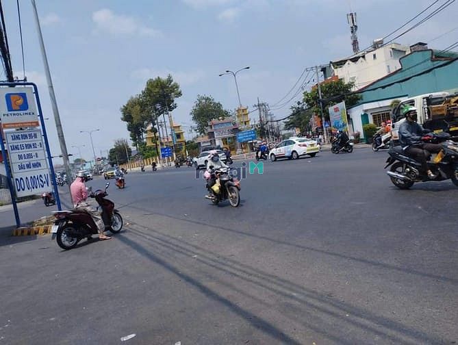 Spacious Mặt Tiền Commercial Property for Versatile Business Use
