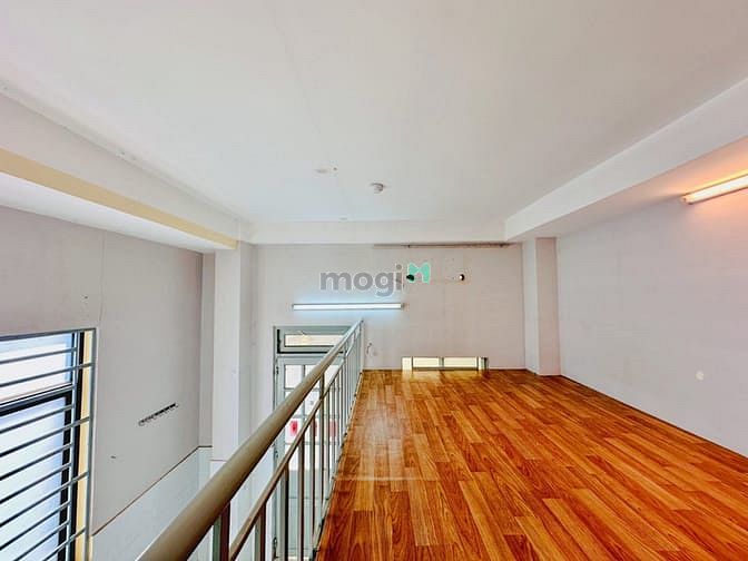 Spacious Loft-Style Room with High Ceiling and Modern Amenities