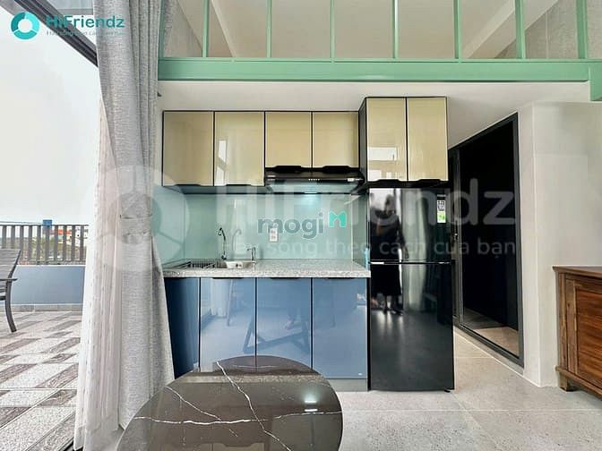 Modern Loft-Style Apartment with Green Accents near District 7 Amenities