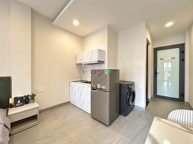 Phan Xich Long тамақ көшесінің жанындағы балконды 35м² студиялық пәтер