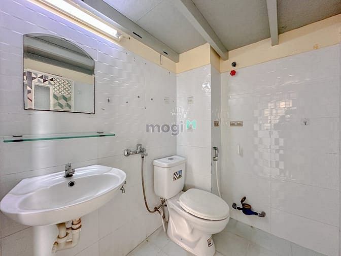 Spacious Loft-Style Room with High Ceiling and Modern Amenities