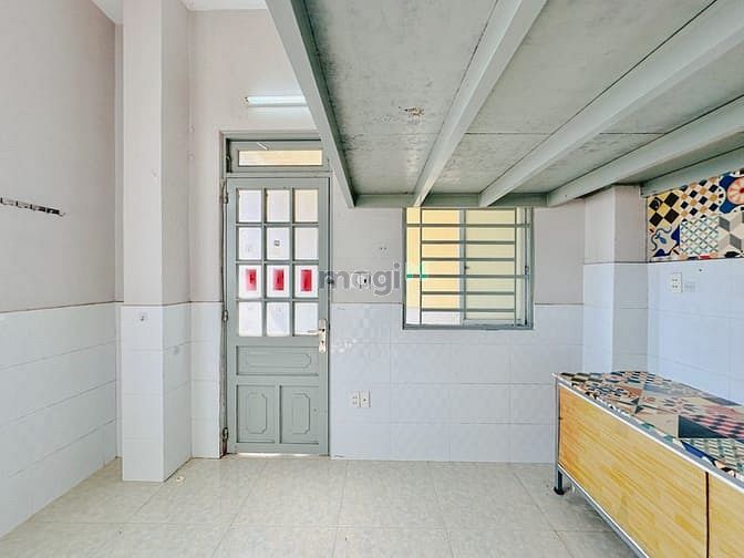 Spacious Loft-Style Room with High Ceiling and Modern Amenities