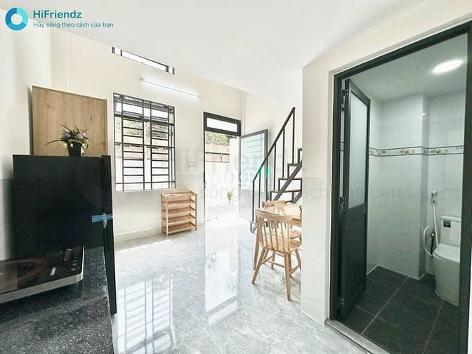 Modern Loft-Style Room with Private Balcony in Q9