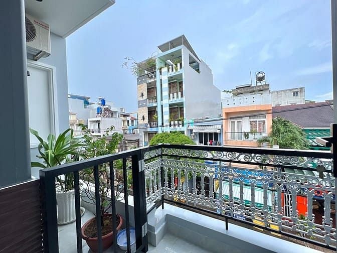 Studio Apartment with Balcony and Full Furnishings in Tân Sơn Nhì