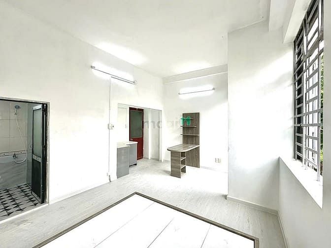 Private Room with Balcony near Multiple Transit Routes