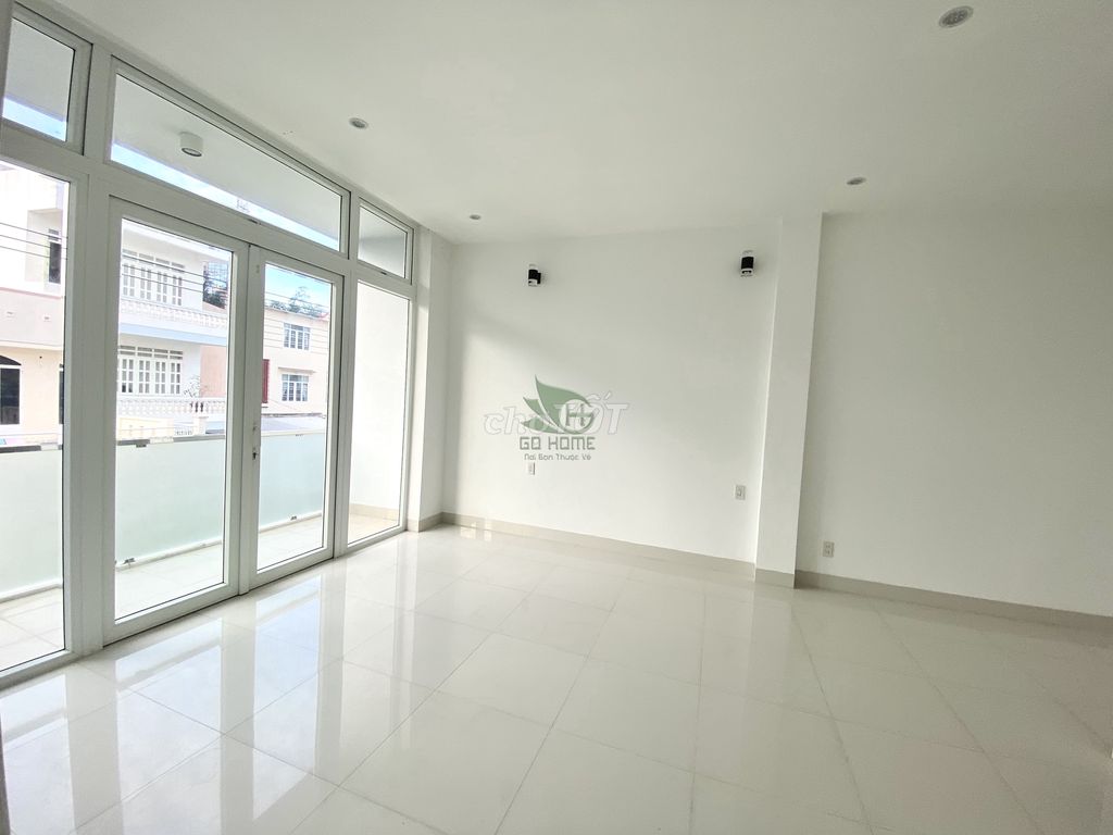 Spacious 6-Bedroom Villa with Garden and Parking
