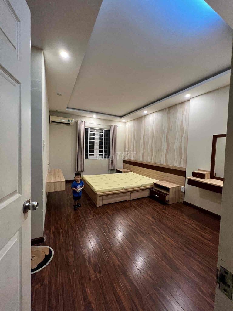 Master Bedroom with Private Bathroom and Park View