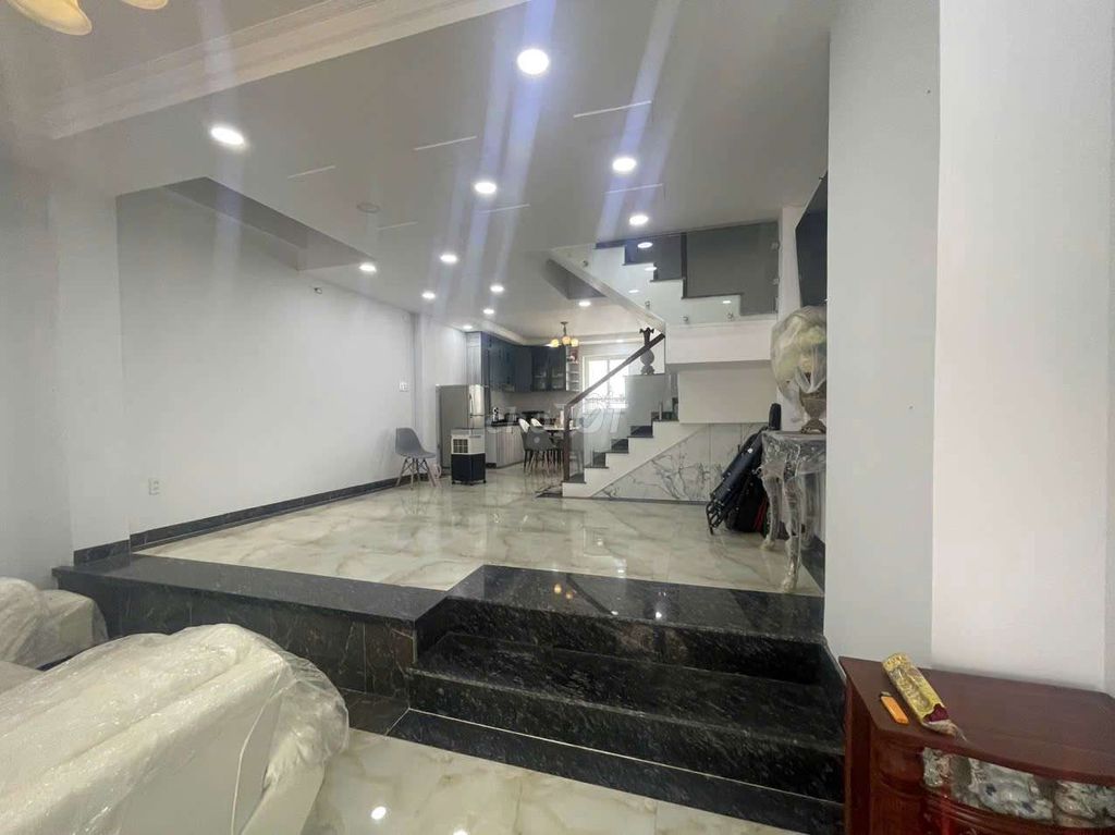 Modern 4-Bedroom Townhouse with Full Furnishings