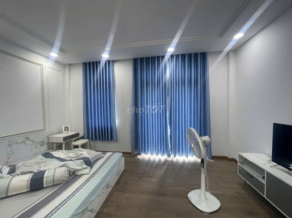Modern 4-Bedroom Townhouse with Full Furnishings