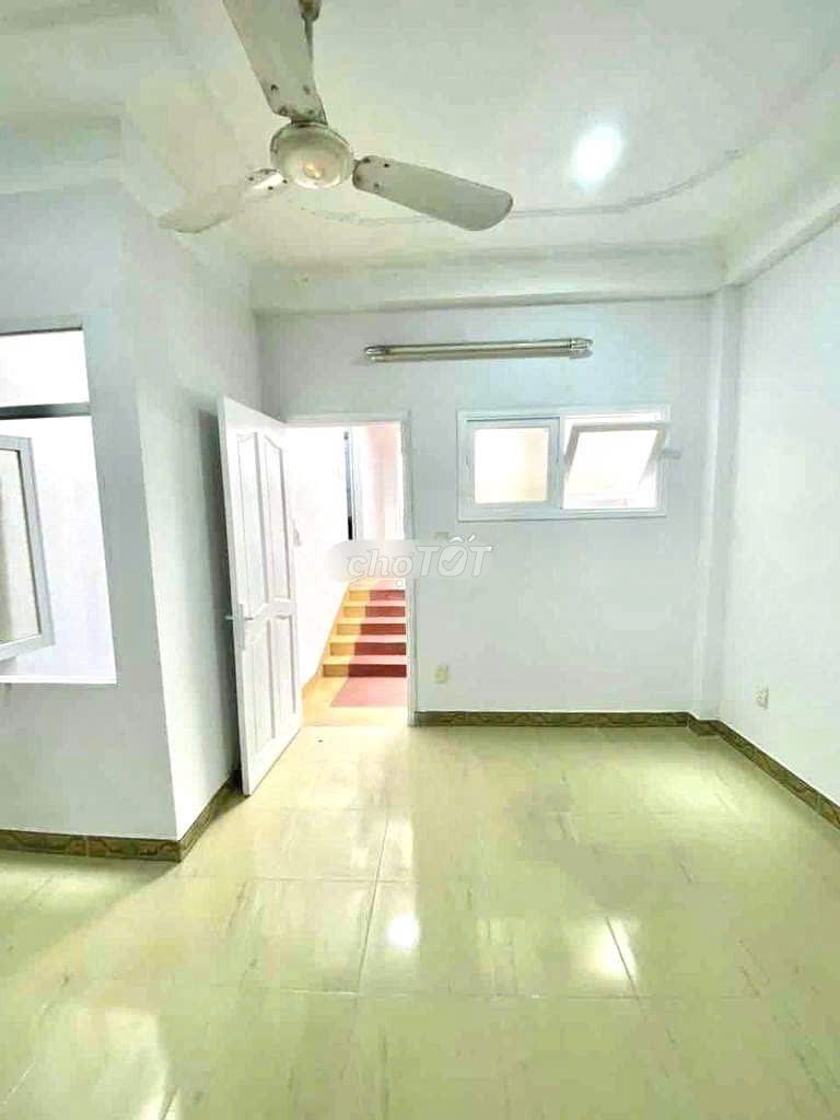 Spacious 5BR Townhouse with Commercial Potential