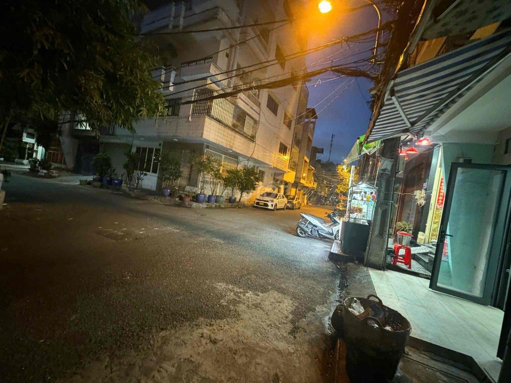 3-Story Townhouse Near Market with Car Access