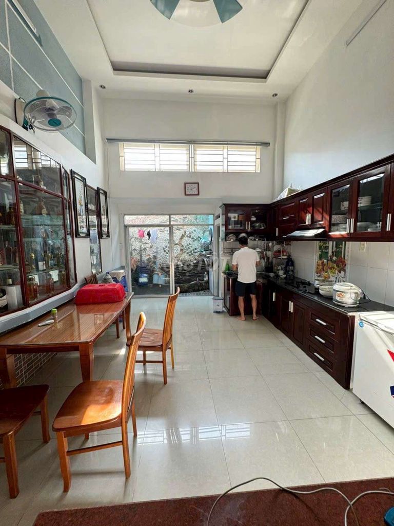Spacious 6BR Townhouse with Business Potential