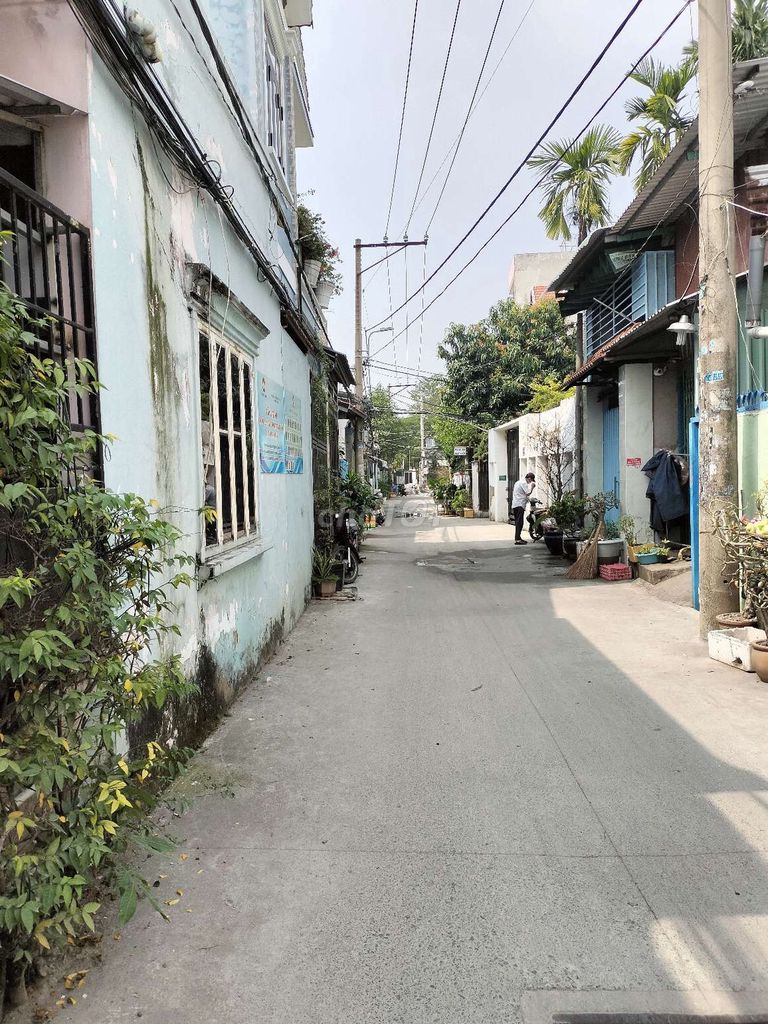 Spacious House with Car Parking in Quiet Area