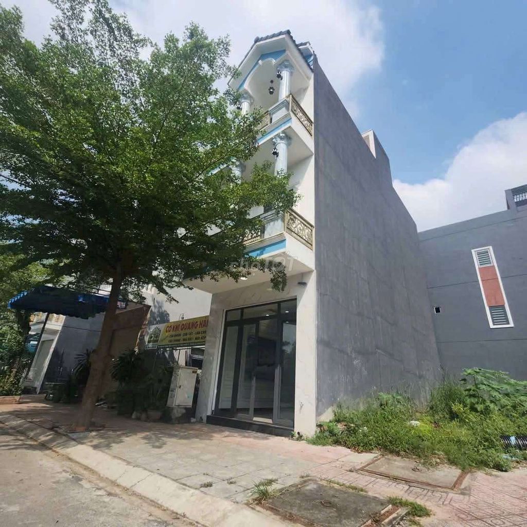 Modern Three-Story House with Four Bedrooms