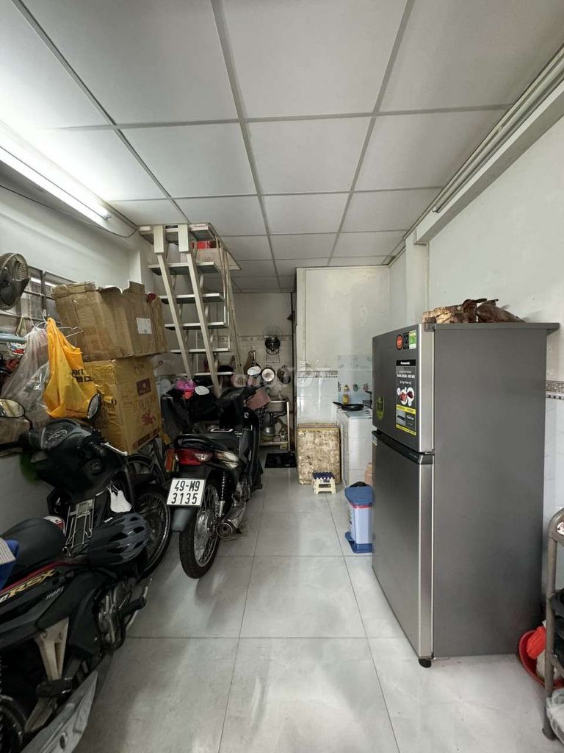 Small Ground Floor Property Near Go Vap Market and Industrial University