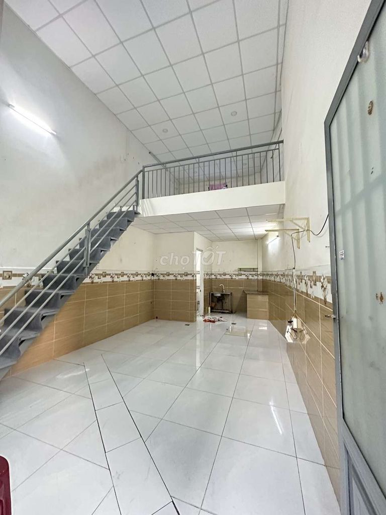 Spacious Two-Level House Near Market