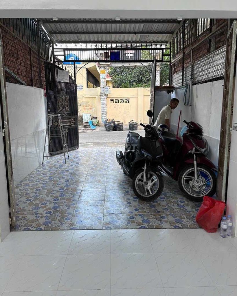 Spacious House with Parking near Nova College