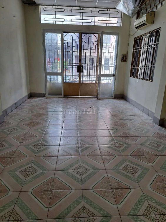 Spacious 3-Room Property Near City Center with Multiple Utility Options