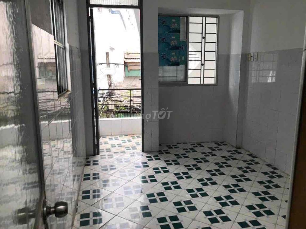 Spacious Balcony Apartment Near Market with Utilities