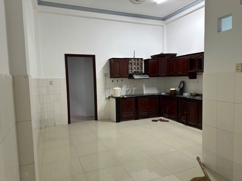 Large 4BR House with Parking on CMT8 Street