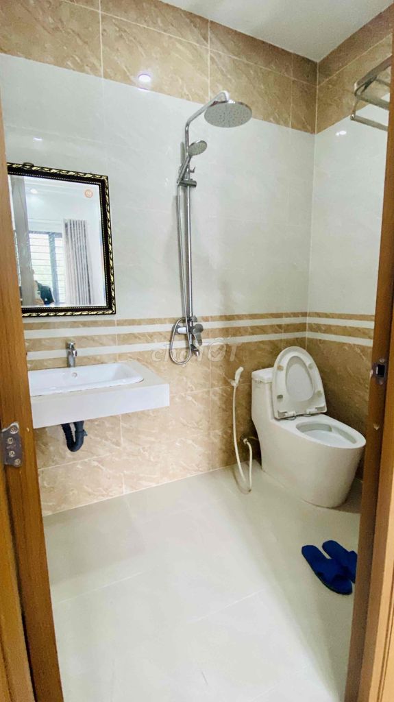 Modern Hotel-Style Room with Private Bathroom