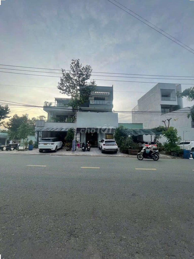 Modern 3-Story Building for Educational Center