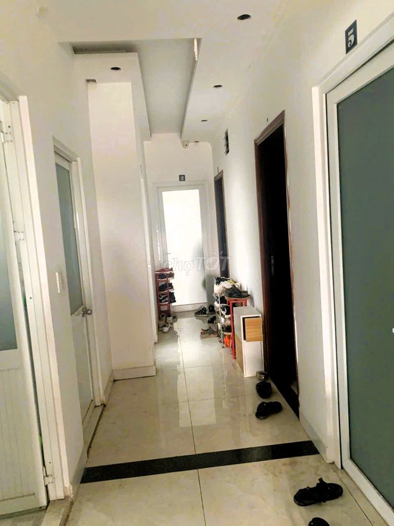 Spacious 5-Floor Building with Multiple Rooms