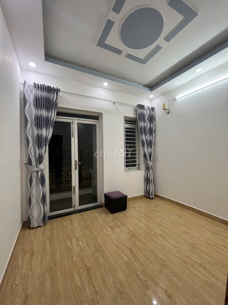Modern 4-Bedroom Townhouse with Beautiful Interior