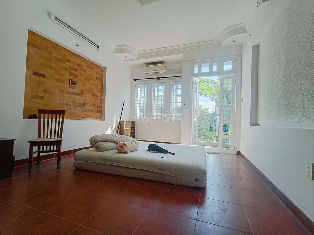 5-Bedroom Townhouse Near Universities and Hospital