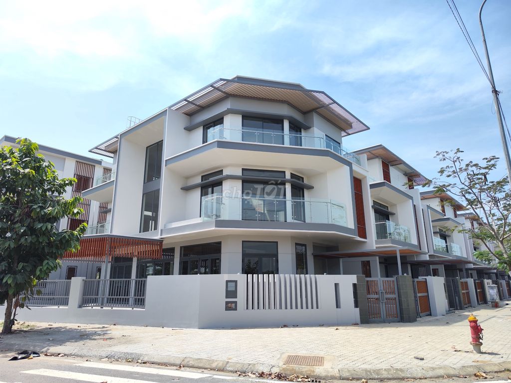 Spacious 250m² Raw House for Warehouse in Dong Tang Long