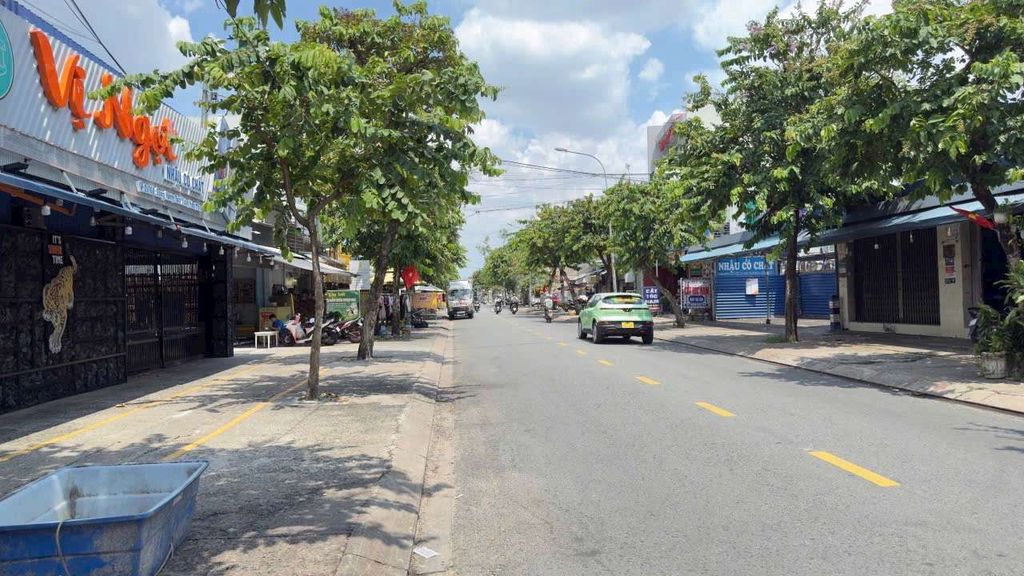 Commercial Frontage Property near Le Thi Ha, Spacious 5x20m Building