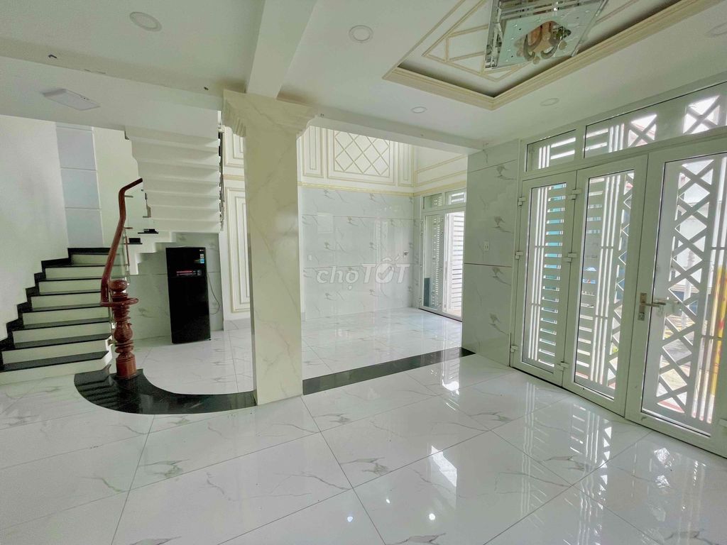Luxurious 5-Bedroom Townhouse with Karaoke Room