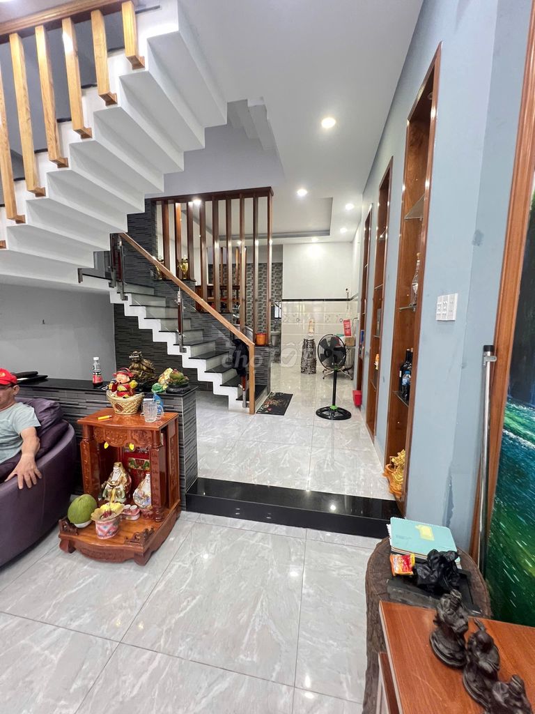 Modern 5-Bedroom Townhouse Near Airport