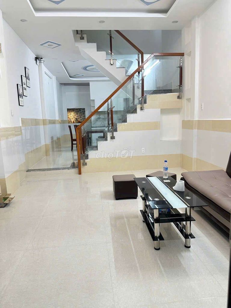 Modern 2-Bedroom House with Furnished Kitchen