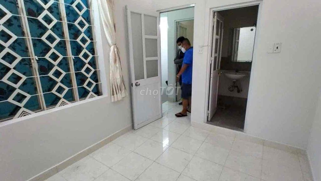 Three-Story House with 3 Bedrooms for Rent