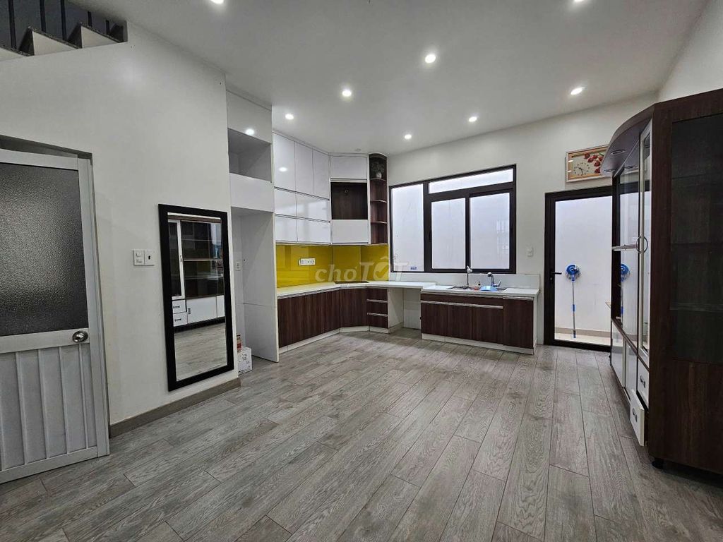 Modern 3-Bedroom Townhouse with Beautiful Garden