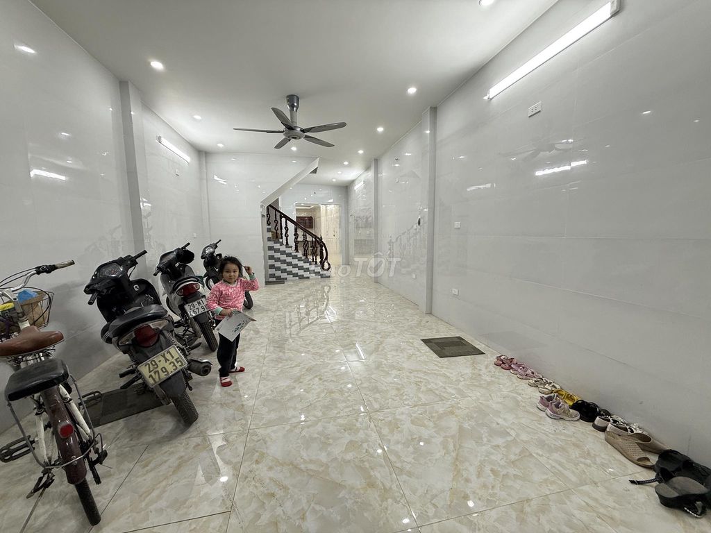 60m² Commercial Space Near Market and Schools