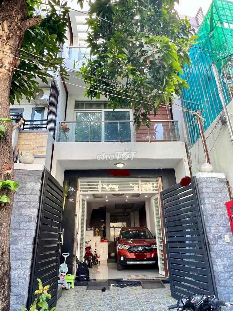 Spacious 3-Bedroom House with Car Parking