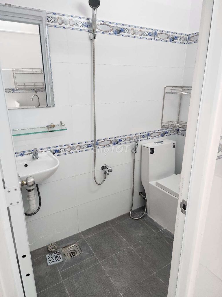 Modern 2-bedroom house with balcony near school