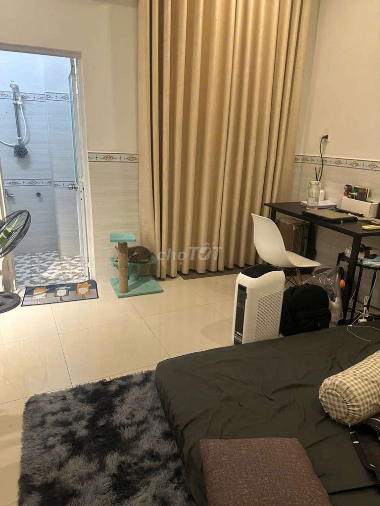 4 Bedroom Townhouse with Parking near Bridge