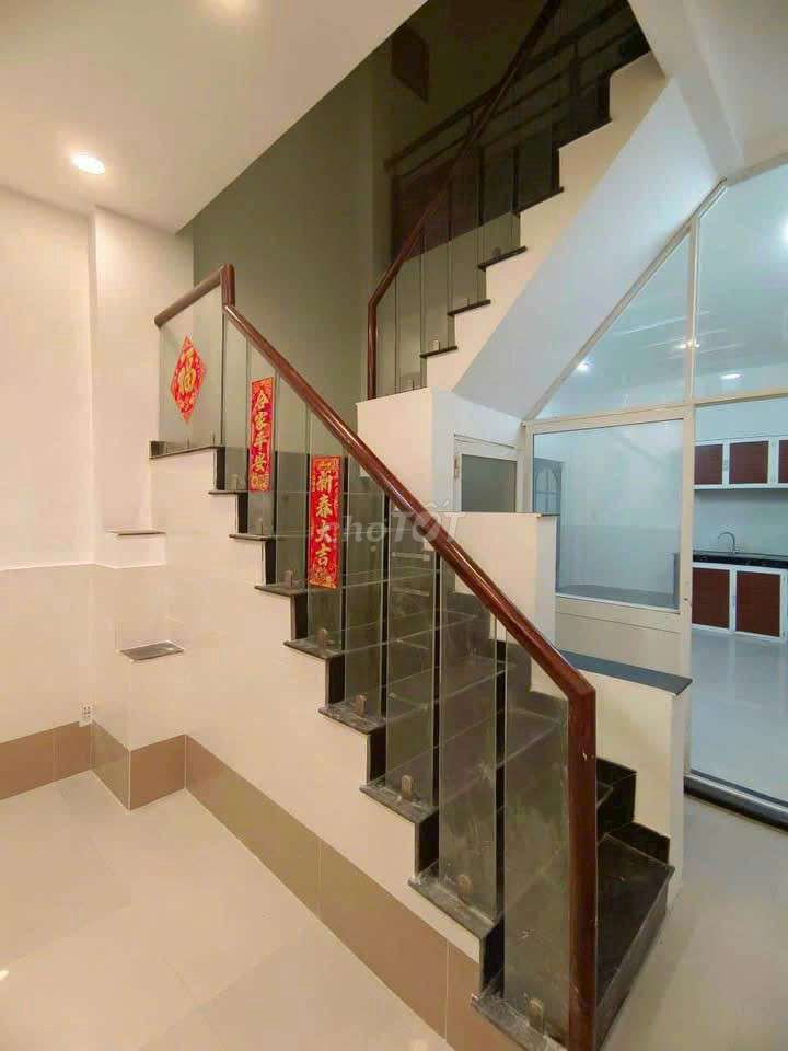 Modern Two-Story House in District 6
