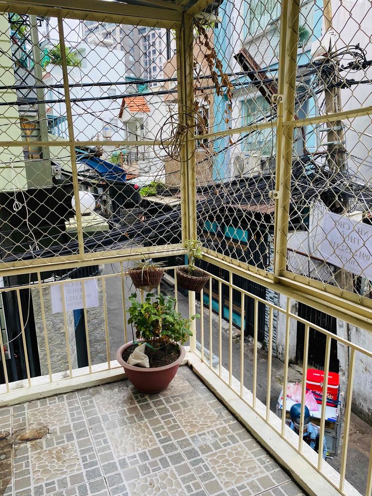 Spacious District 4 Apartment Near Markets and Schools